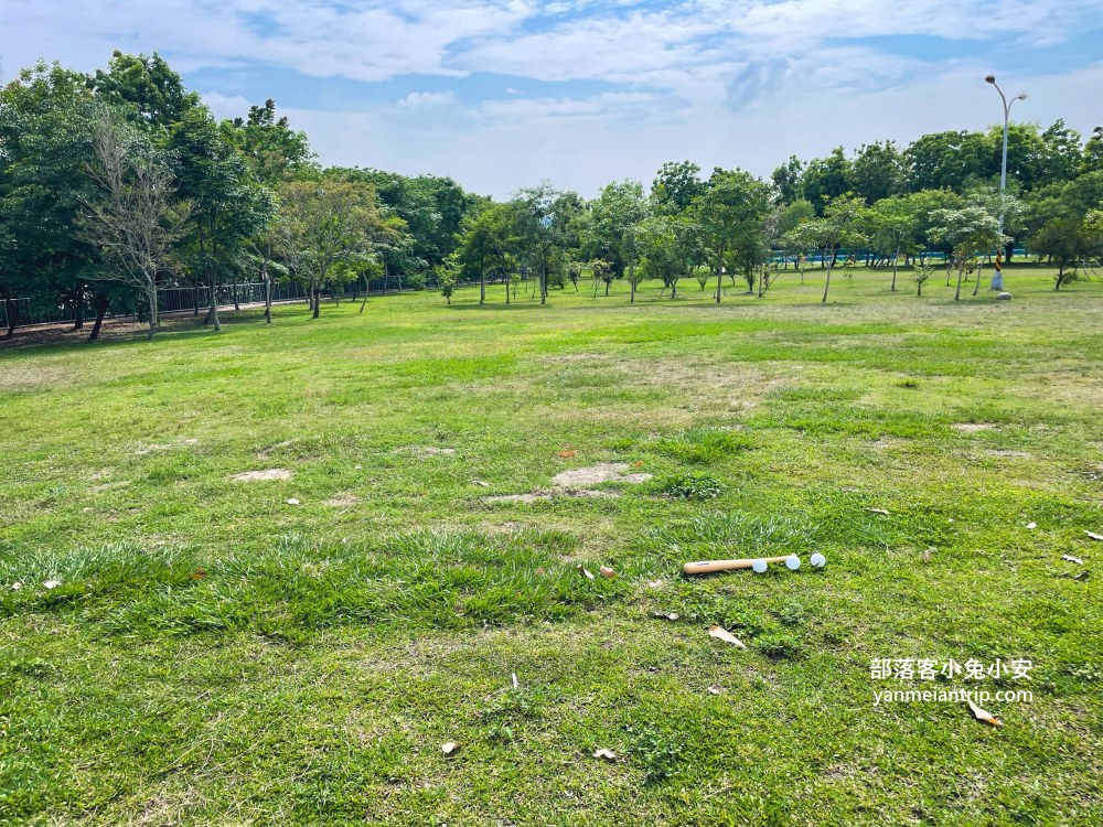 南投【草屯酷比親子運動公園】可以待一小時玩樂，開欣玩滾輪溜滑梯與親子遊戲區