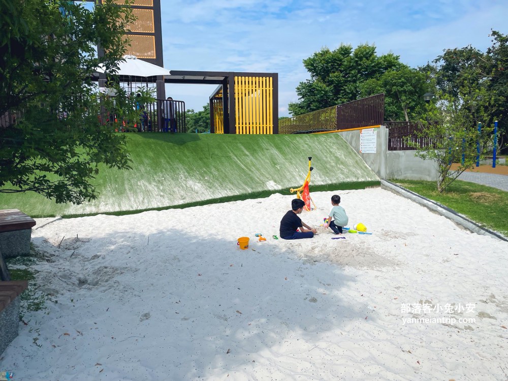 南投【草屯酷比親子運動公園】可以待一小時玩樂，開欣玩滾輪溜滑梯與親子遊戲區