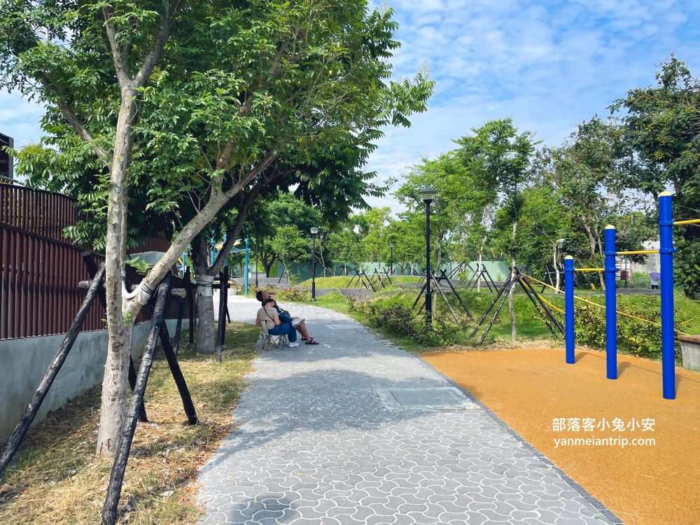 南投【草屯酷比親子運動公園】可以待一小時玩樂，開欣玩滾輪溜滑梯與親子遊戲區