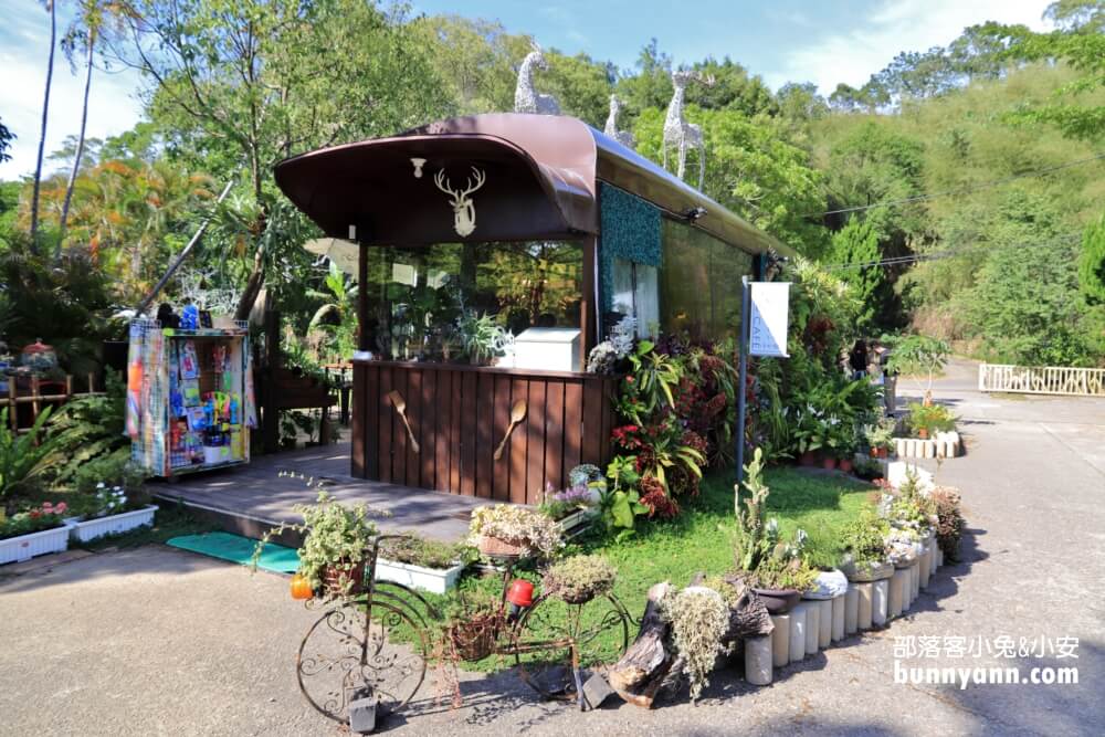 【苗栗三義】鹿角Cafe，多肉植物巴士，免費玩溜滑梯、沙坑、易開罐小屋、湖畔風光好悠閒