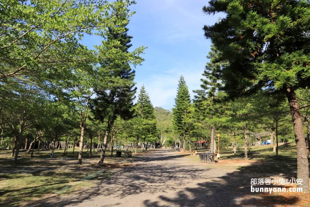 【苗栗三義】鹿角Cafe，多肉植物巴士，免費玩溜滑梯、沙坑、易開罐小屋、湖畔風光好悠閒