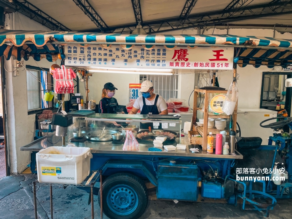 香山美食鷹王肉圓，兩顆肉圓50元佛系價，大蒜配料隨你加