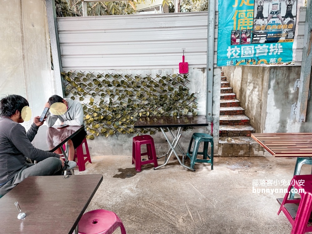 【淡水】義山路黑二店排骨飯，藏在鐵皮屋裡的古早排骨飯