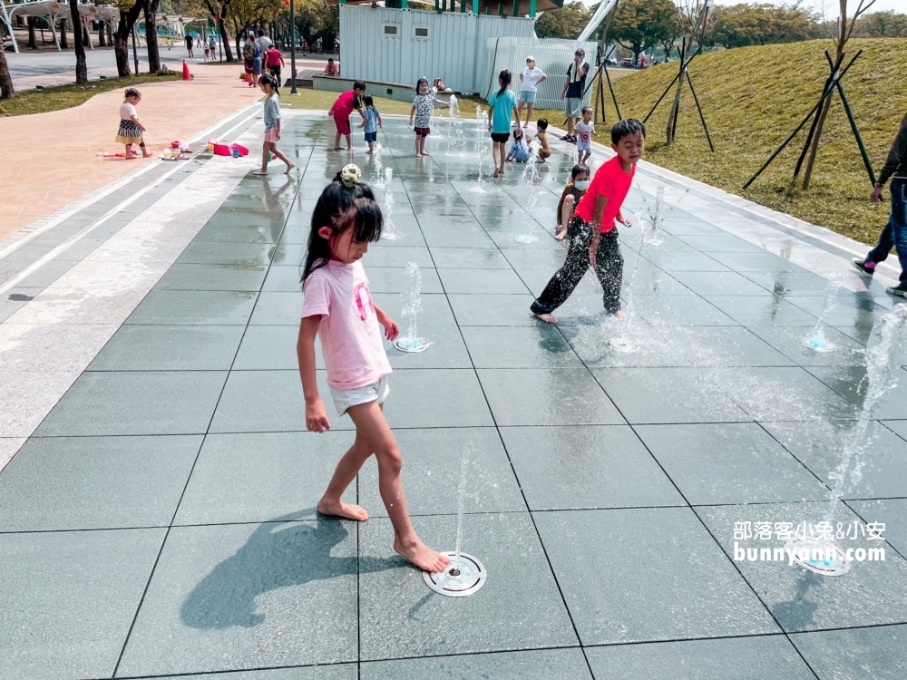 雲林斗六【膨鼠森林公園】橡果溜滑梯和噴泉廣場超好玩