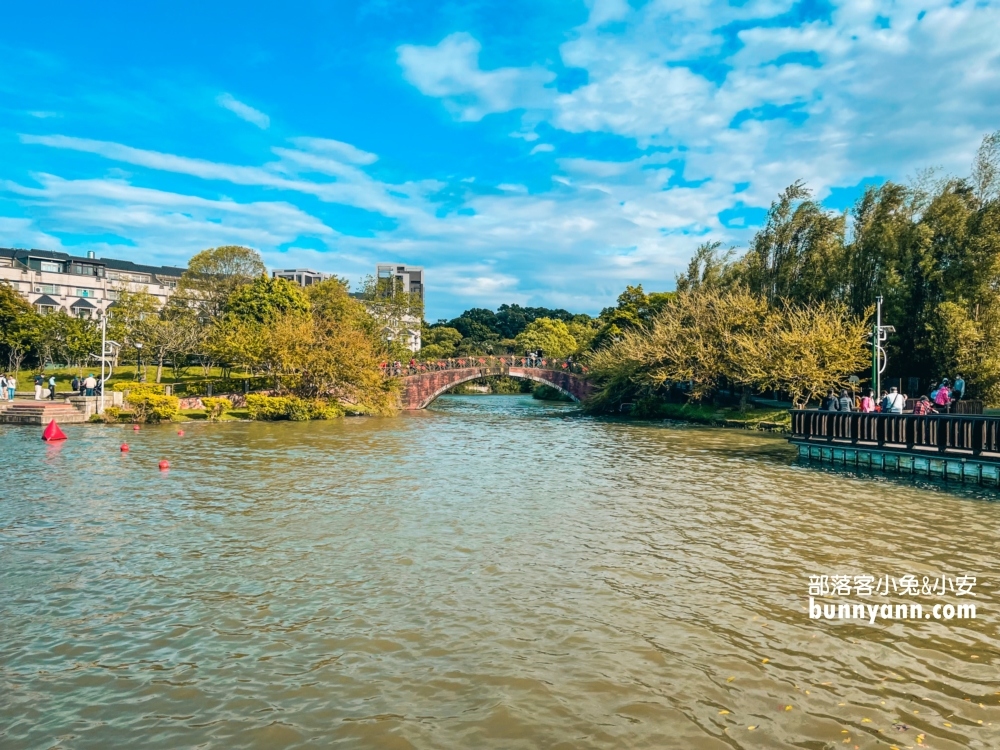 桃園戶外景點推薦！龍潭大池水岸休憩廣場，走吊橋踩天鵝船遊湖去