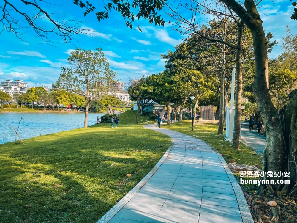 桃園戶外景點推薦！龍潭大池水岸休憩廣場，走吊橋踩天鵝船遊湖去