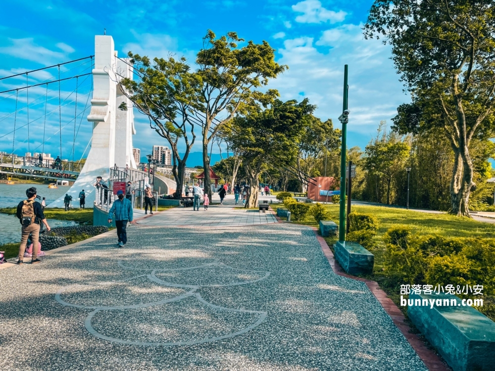 桃園戶外景點推薦！龍潭大池水岸休憩廣場，走吊橋踩天鵝船遊湖去