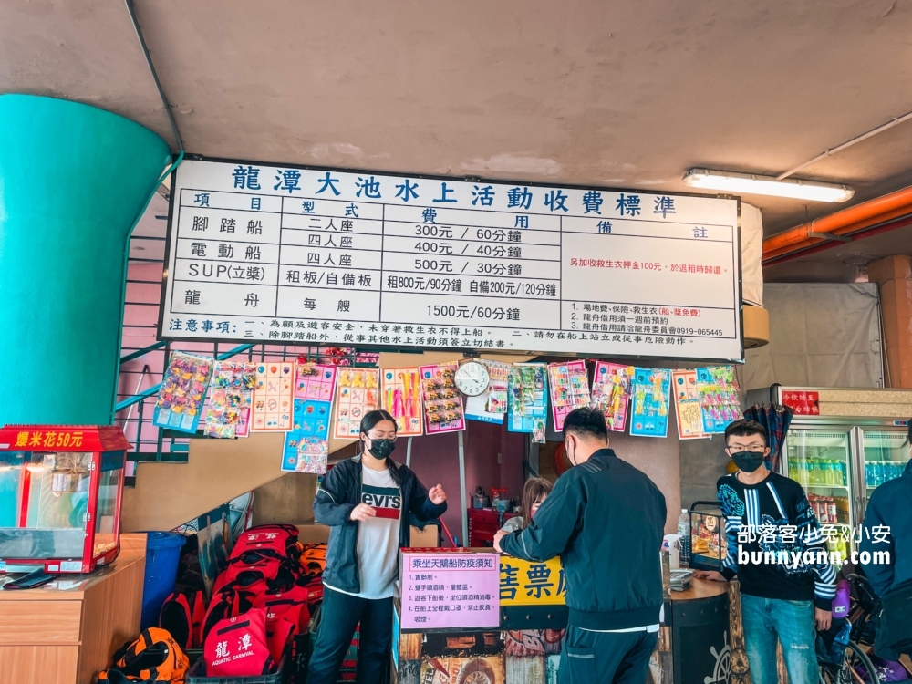 桃園戶外景點推薦！龍潭大池水岸休憩廣場，走吊橋踩天鵝船遊湖去