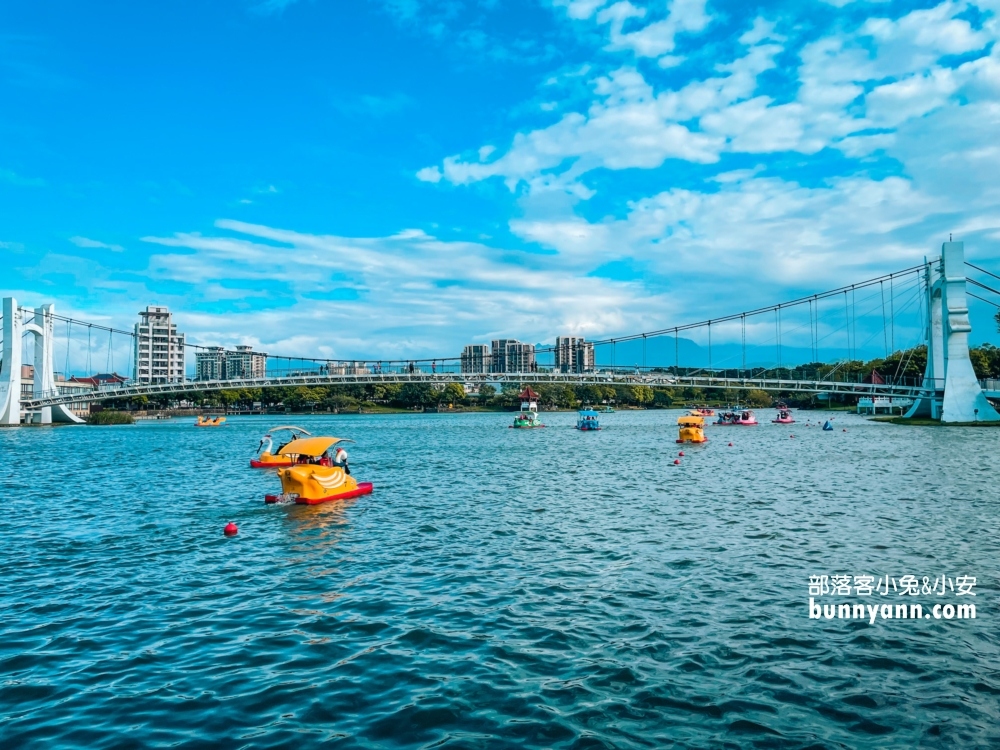 超好玩【龍潭大池水岸休憩廣場】來走吊橋踩天鵝船遊湖