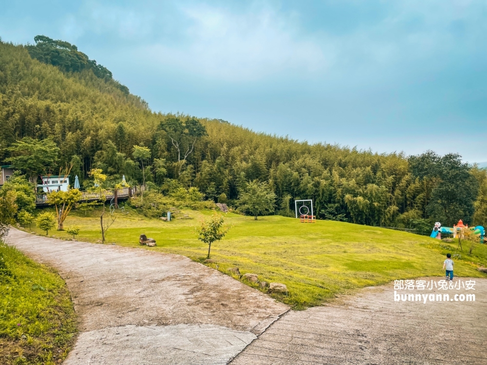 《魔法女屋》尖石山中城堡！悠閒步調、藍色城堡…走入美麗山嵐裡