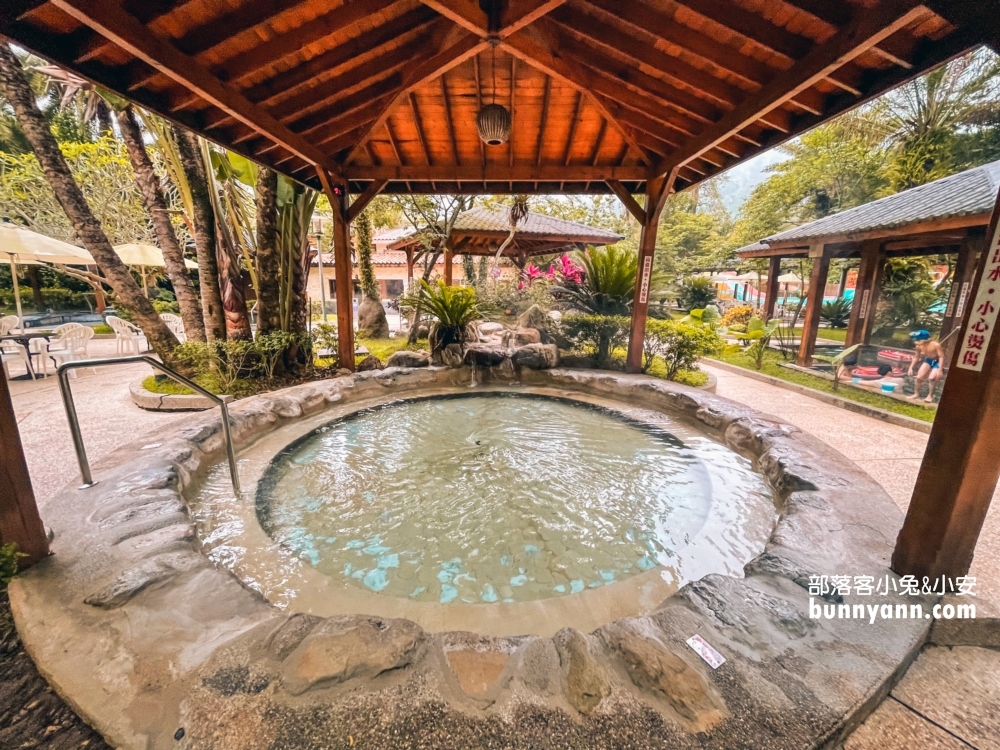 新竹會來尖石溫泉渡假村，嗨玩沁涼滑水道，數十個溫泉池隨你泡