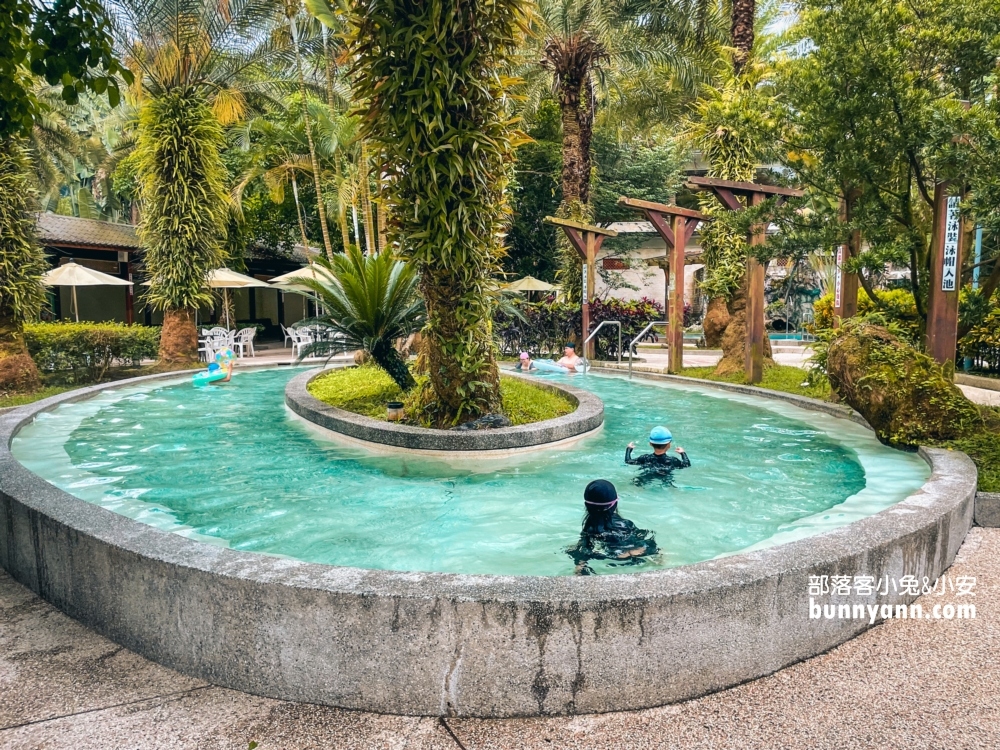 新竹會來尖石溫泉渡假村，嗨玩滑水道，數十個溫泉池隨你泡