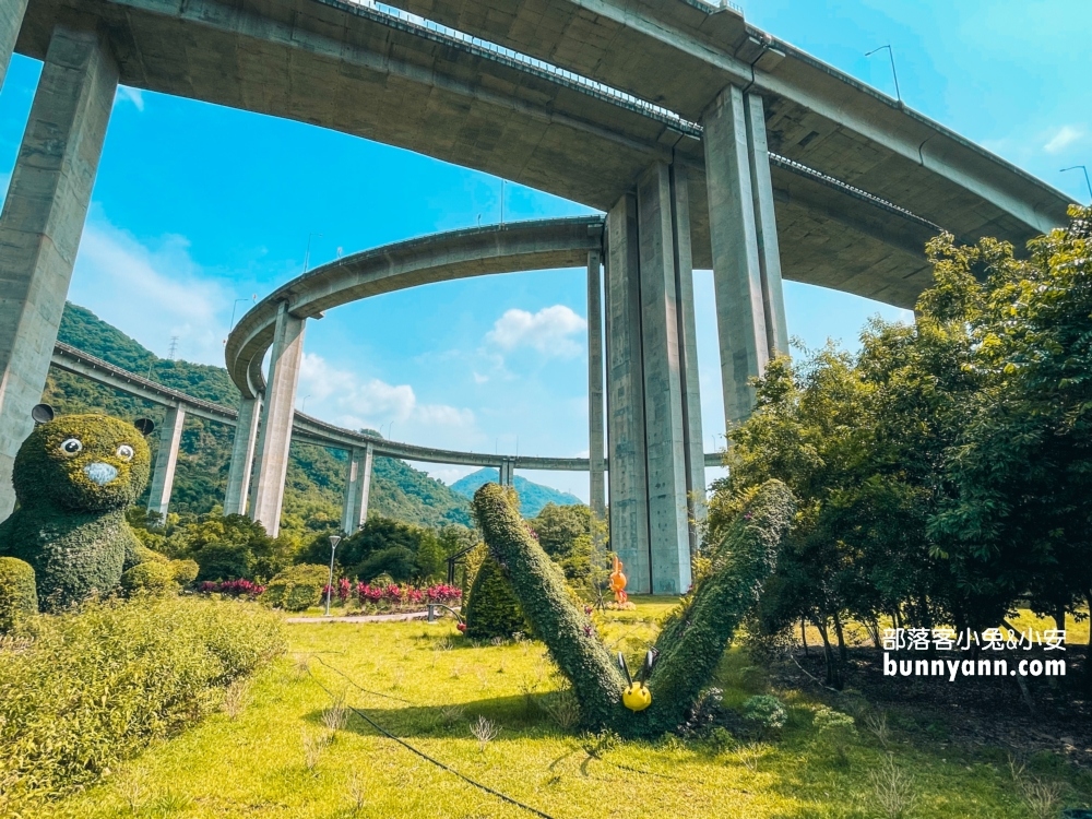 【南投】橋聳雲天綠雕園區，壯觀高速公路建築景色