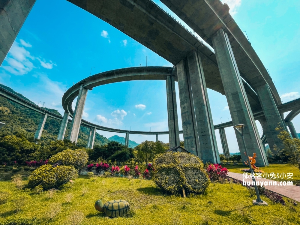 【南投】橋聳雲天綠雕園區，壯觀高速公路建築景色