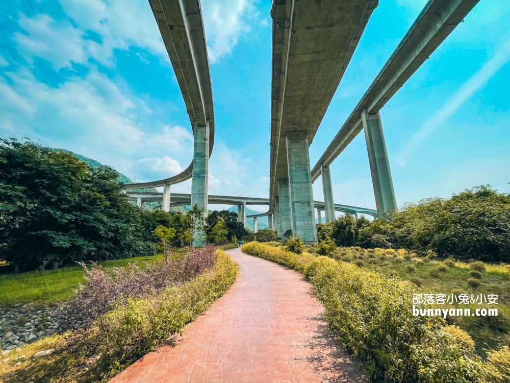 【南投】橋聳雲天綠雕園區，壯觀高速公路建築景色