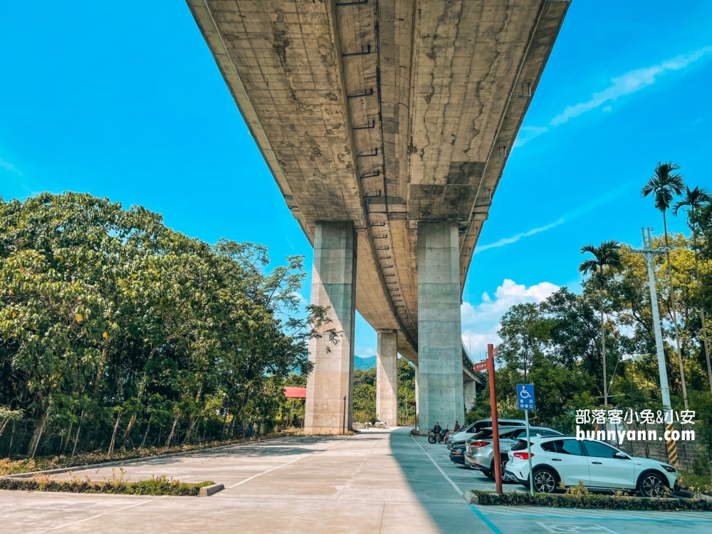 【南投】橋聳雲天綠雕園區，壯觀高速公路建築景色