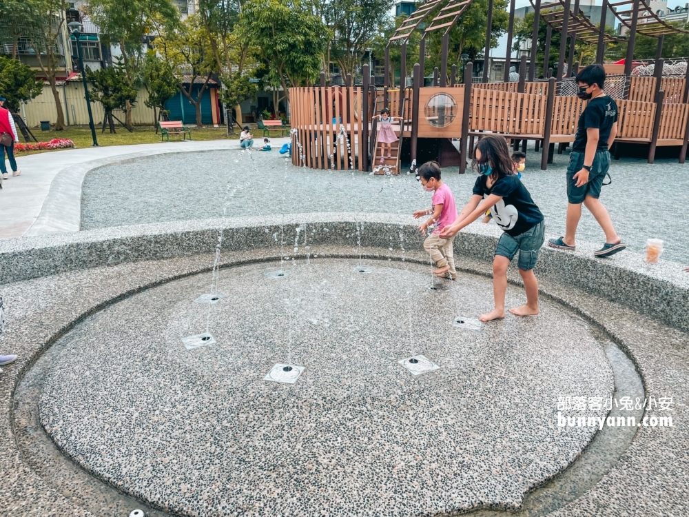 宜蘭羅東九號公園好好玩，可玩水玩溜滑梯跟盪鞦韆