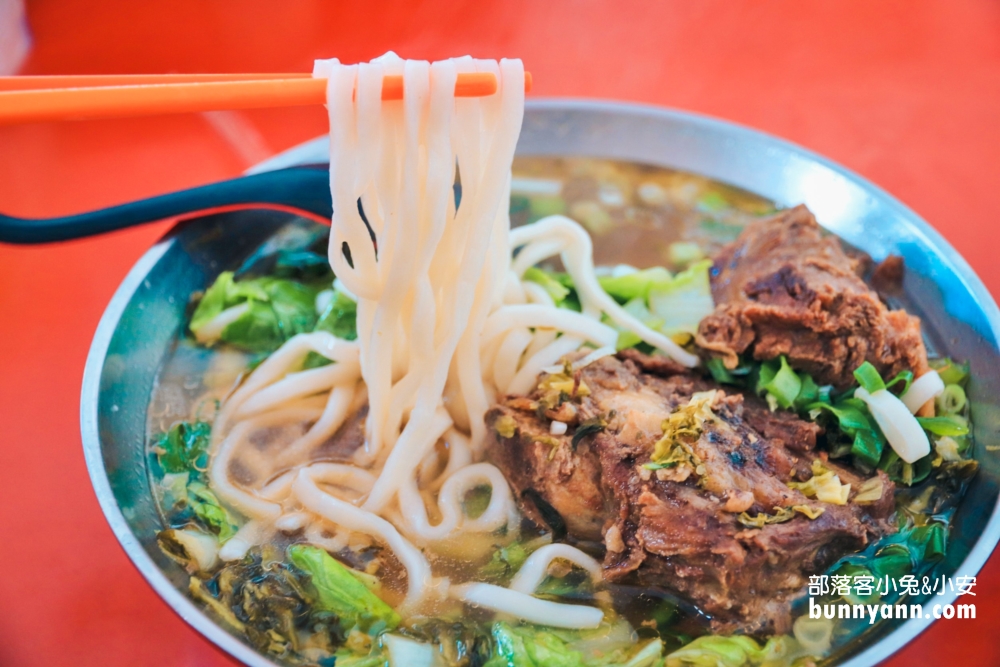 鳳林美食》孫叔叔牛骨牛肉麵，谷歌評價四顆星大塊帶骨牛肉