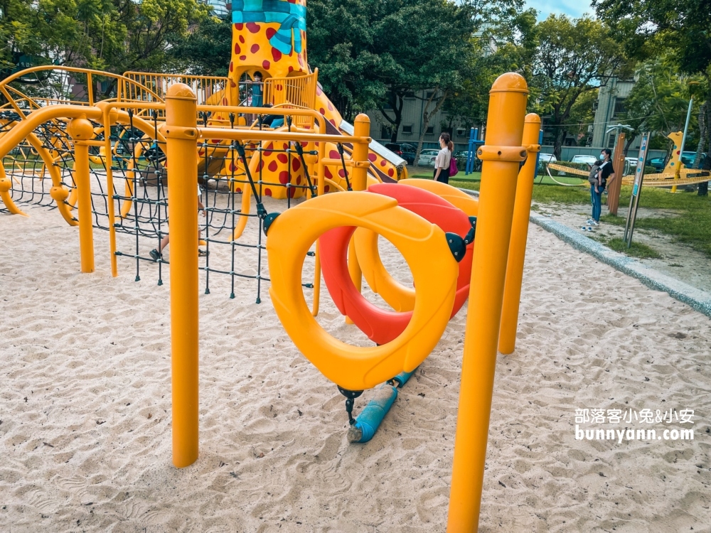 花蓮長頸鹿親子公園，可愛長頸鹿溜滑梯，沙坑玩水都行