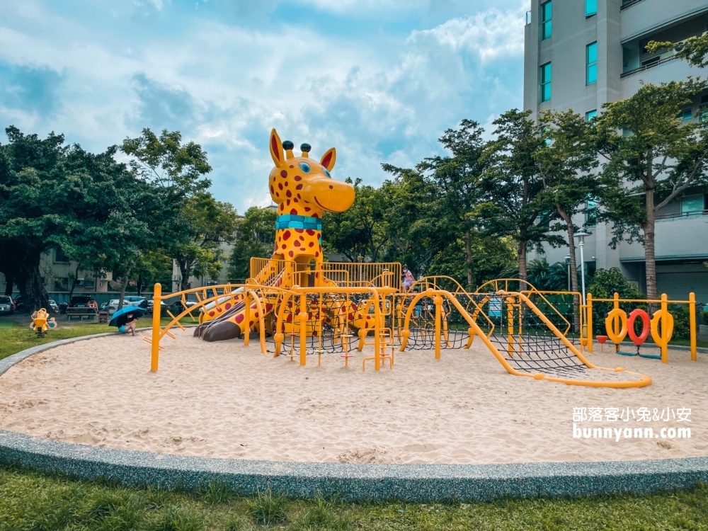 花蓮長頸鹿親子公園，可愛長頸鹿溜滑梯，沙坑玩水都行