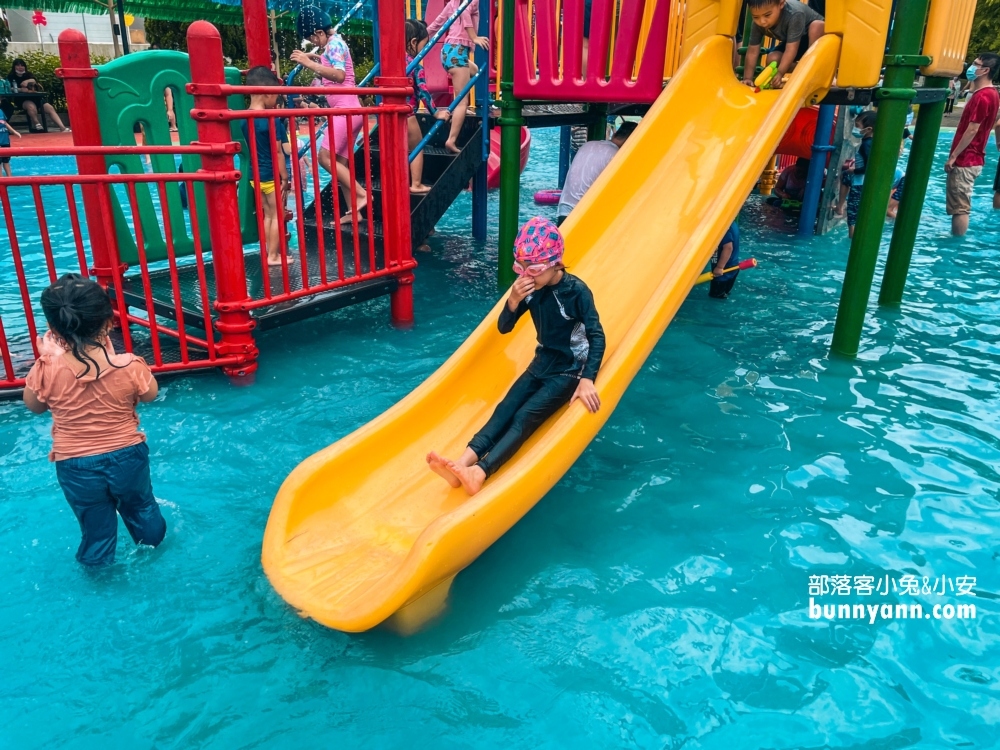 嘉義【竹崎親水公園】超狂兒童戲水區攻略，玩水景點必推這裡