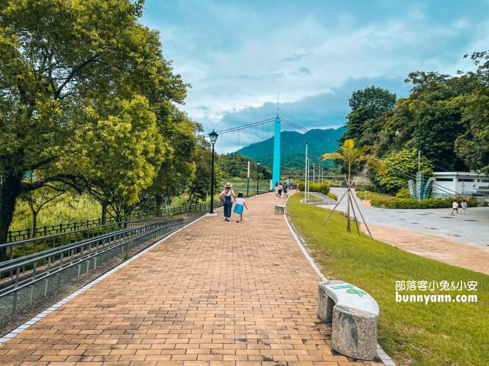 嘉義【竹崎親水公園】超狂兒童戲水區攻略，玩水景點必推這裡