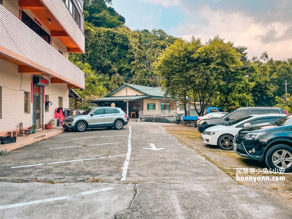 谷關美食推薦和平客棧，金黃甕仔雞跟山菜實在好吃