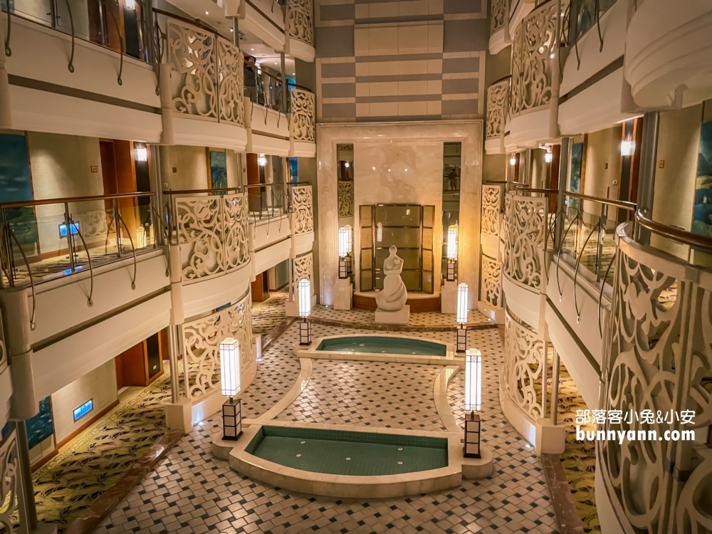 高雄「義大皇家酒店」嗨玩游泳池旋轉滑水道與室內遊戲室