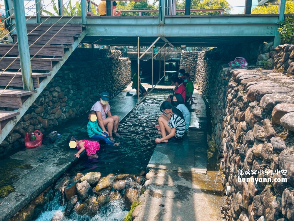 阿蘭城湧泉來泡腳和戲水，有遮陽的冰涼透澈圳溝玩水去