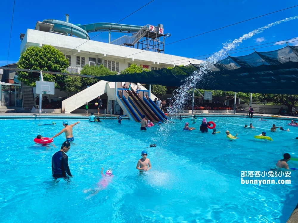 宜蘭冬山龍泉游泳池，嗨玩旋轉滑水道，泳池畔吃雞排