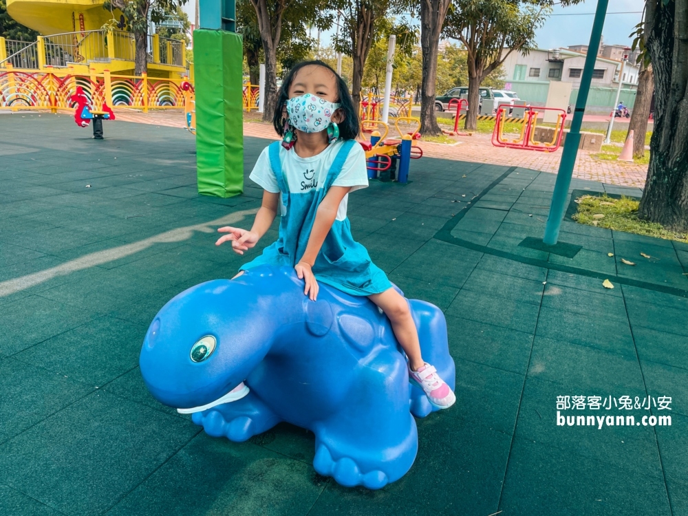 南投草屯兒童樂園｜有遮陽跟停車場的戶外親子遊戲區