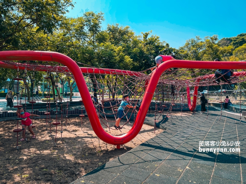 【台中】鰲峰山運動公園，手腳併用的戶外親子遊戲場