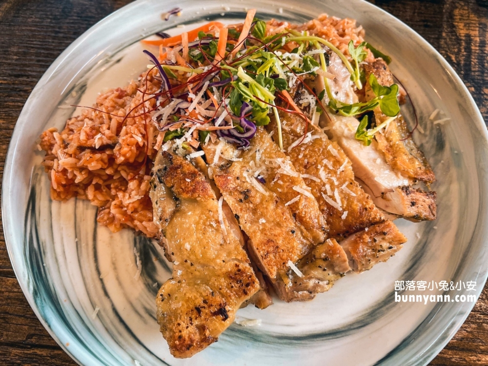 紅磚園邸｜水豚和狐獴陪你吃飯，菜單與預約方式介紹。