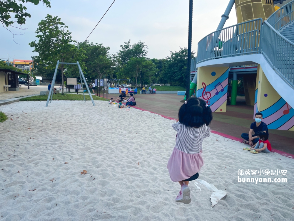 苗栗【頭份音樂公園】來玩薩克斯風溜滑梯，停車與設施介紹