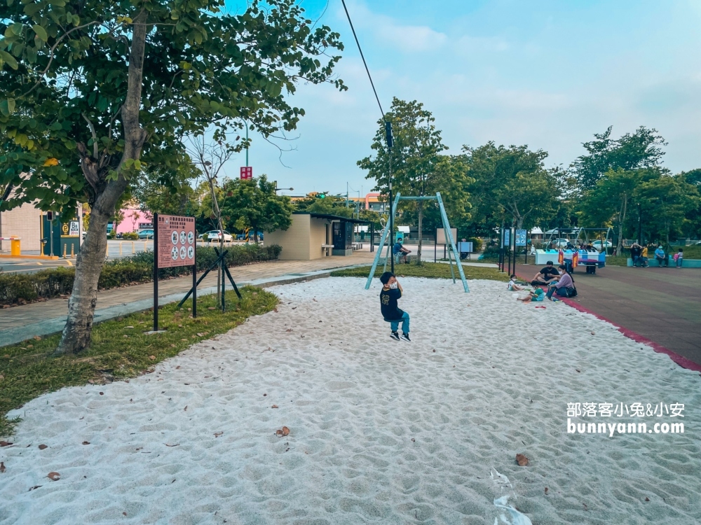 苗栗【頭份音樂公園】來玩薩克斯風溜滑梯，停車與設施介紹