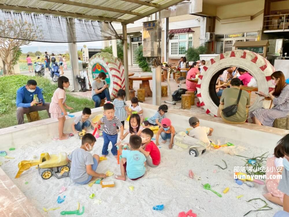 高雄禾光牧場｜免門票羊牧場，自己割牧草餵羊，暢玩親子沙坑