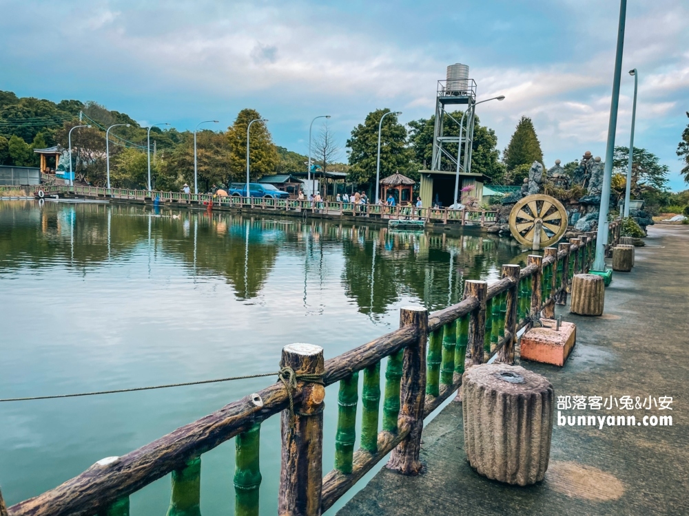 隆泉休閒農場｜暢遊親子戲水池和餵動物，露營區很豪華