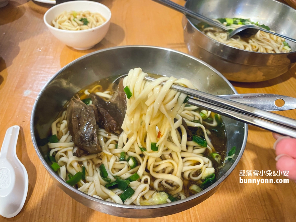 新竹美食「老皮牛肉麵」免費吃豆花喝豆漿，停車、環境、菜單一次打包。