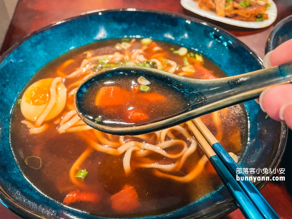 苗栗【牛宮牛肉麵】可以免費加洋蔥和豌豆苗，湯頭有藥膳味