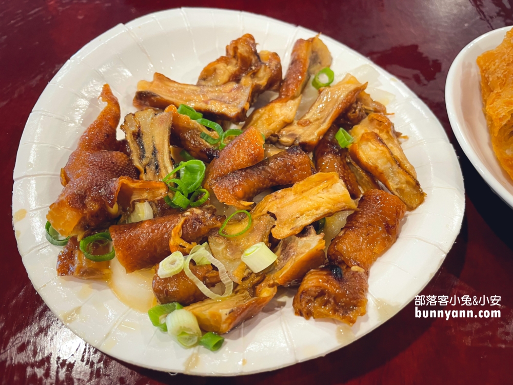 苗栗【牛宮牛肉麵】可以免費加洋蔥和豌豆苗，湯頭有藥膳味