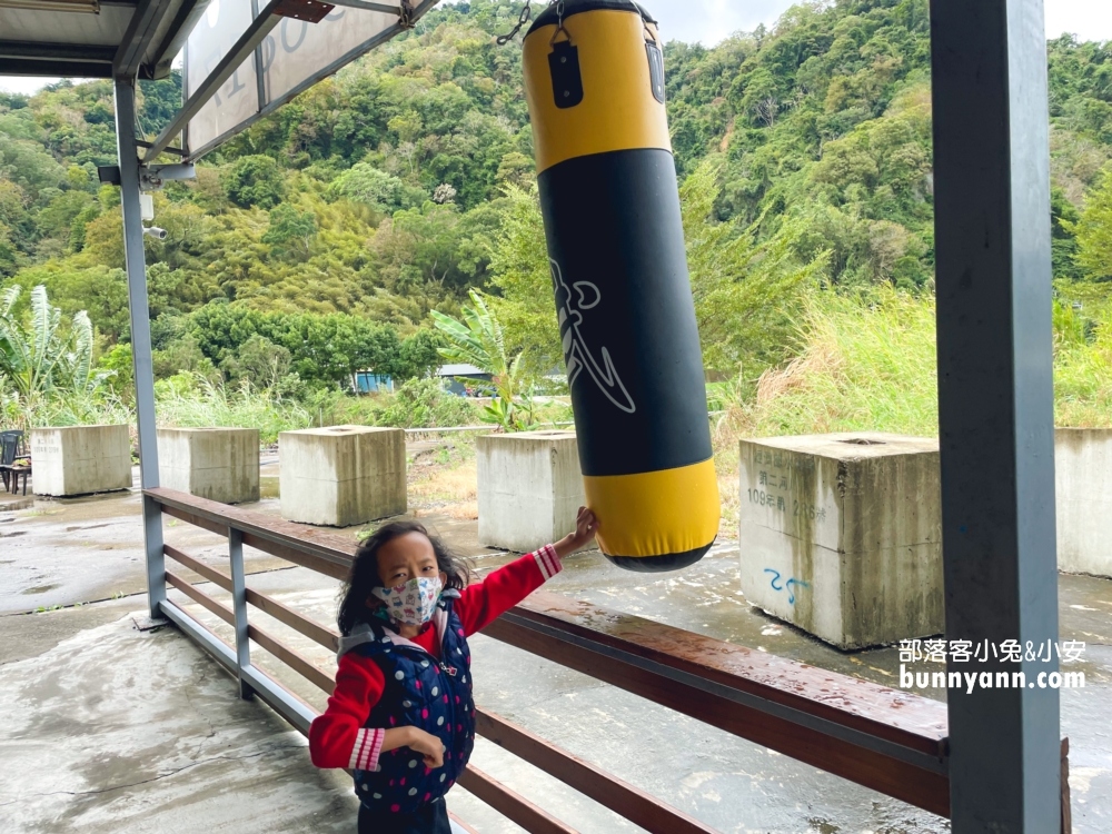 苗栗【牛宮牛肉麵】可以免費加洋蔥和豌豆苗，湯頭有藥膳味