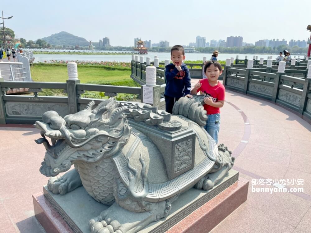 高雄必訪景點》蓮池潭龍虎塔，連CNN都讚美的蓮池潭風景區