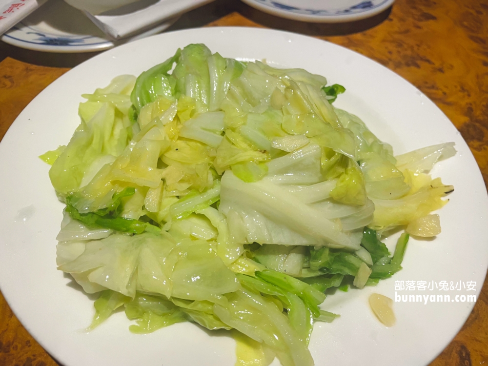 【奇峰石溫泉山莊】用餐就送來自陽明山原湯的溫泉湯屋