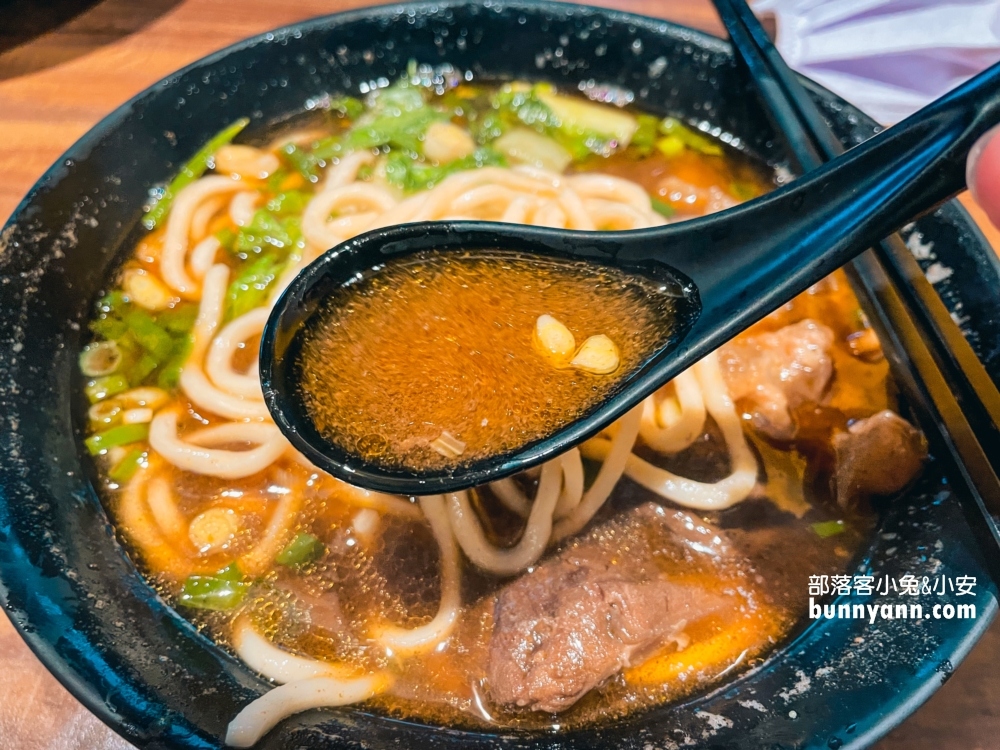 桃園【呷霸牛肉麵南平店】免費加湯加麵，還有飲料豆花吃到飽