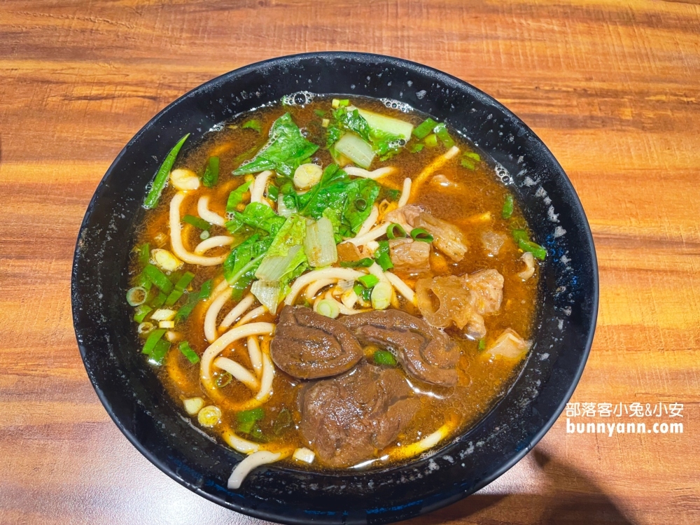 桃園【呷霸牛肉麵南平店】免費加湯加麵，還有飲料豆花吃到飽