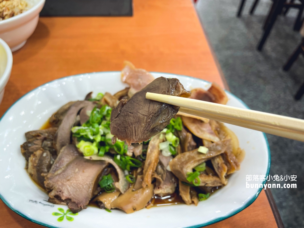 【民主火雞肉飯】小菜好好吃的火雞肉飯店家，備有停車場呢