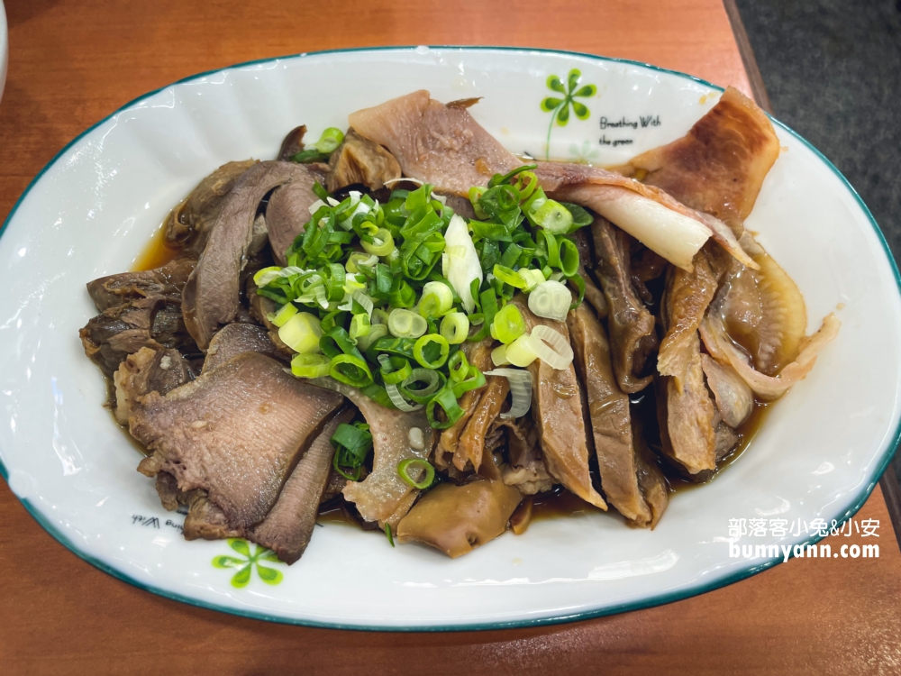 【民主火雞肉飯】小菜好好吃的火雞肉飯店家，備有停車場呢