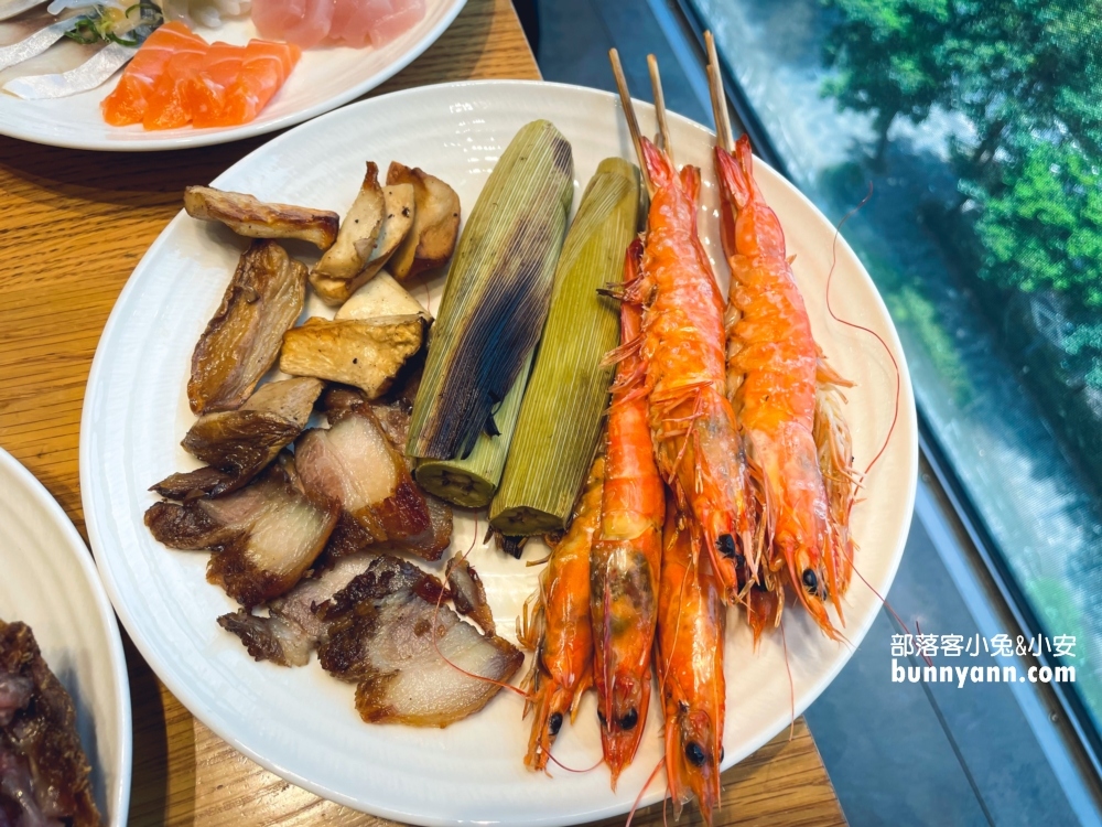 台北「饗食天堂信義店」自助美饌，生魚片、啤酒、熱炒吃到飽。