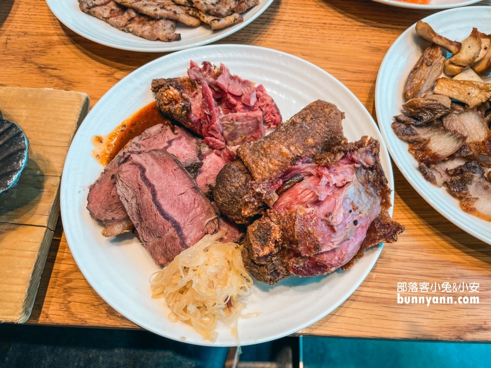 台北「饗食天堂信義店」自助美饌，生魚片、啤酒、熱炒吃到飽。