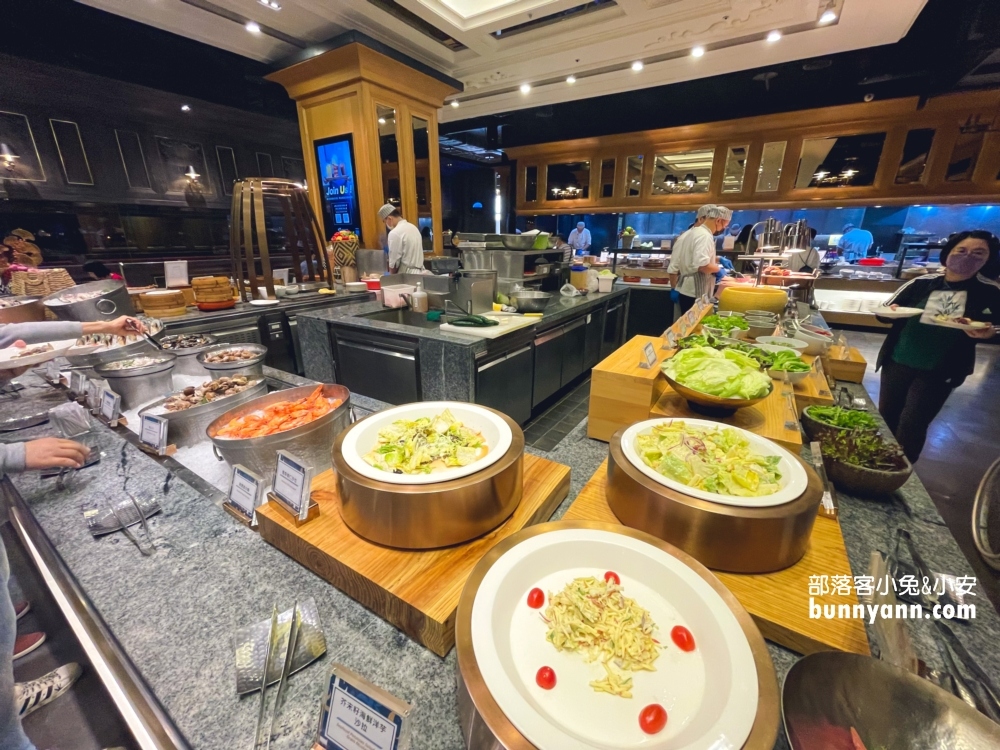 台北「饗食天堂信義店」自助美饌，生魚片、啤酒、熱炒吃到飽。